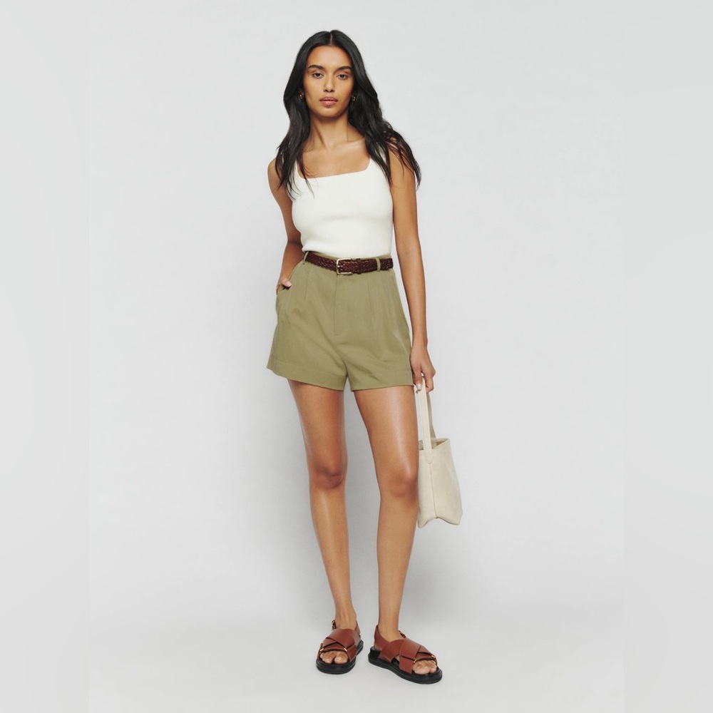 Reformation Mason Shorts in Olive (US 6)